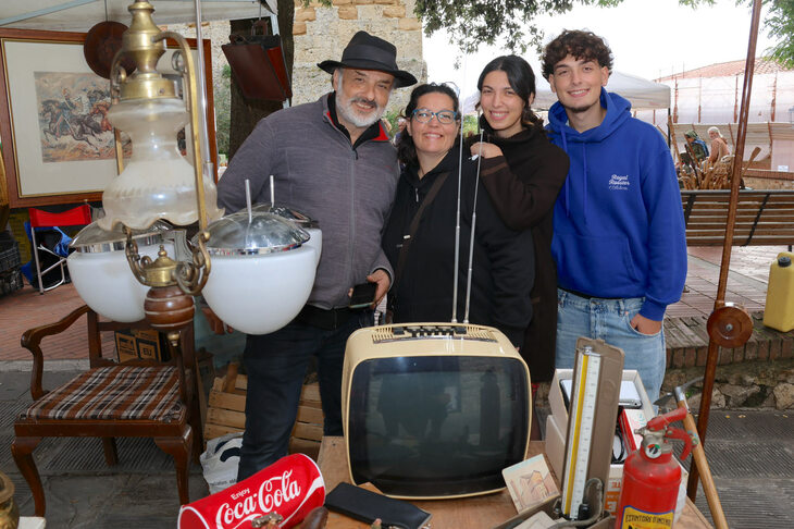 古物商のマウリツィオさん（写真向かって左）と彼の家族。
