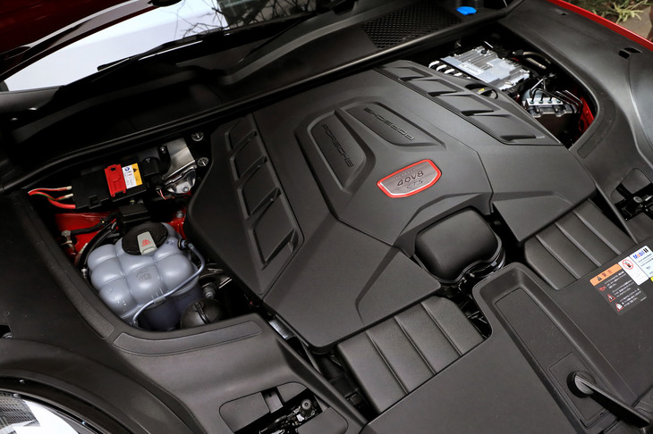 「GTS」の最高出力は460PS、最大トルクは620N・mと、そこは550PS／770N・mの「ターボ」より控えめ（？）となっている。