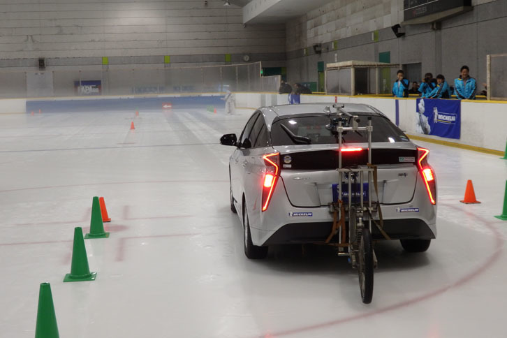 今回は15-0km/hの制動距離を比較した。距離の計測には“第5輪”を使用。