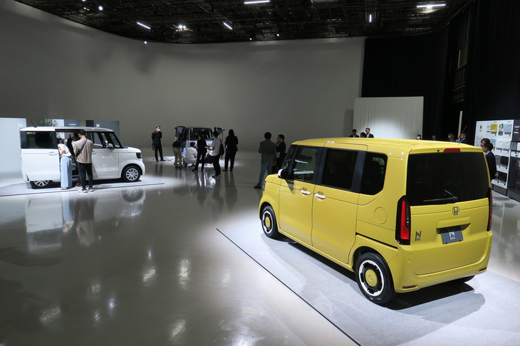 新型「ホンダN-BOXファッションスタイル」（写真向かって右）と「N-BOXカスタム コーディネートスタイル」（同中央奥）、および「N-BOX」（同左）。