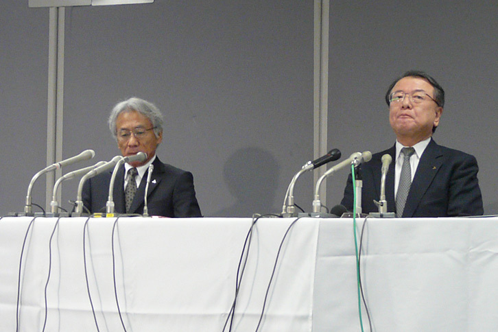 電動パワートレイン車用の電池の量産は、非常に難しい。写真は、2013年に発生した車載バッテリーの短絡（ショート）トラブルについて謝罪する、当時の三菱自動車の幹部。後に、トラブルの原因がサプライヤーの生産工程における不備にあると判明した。