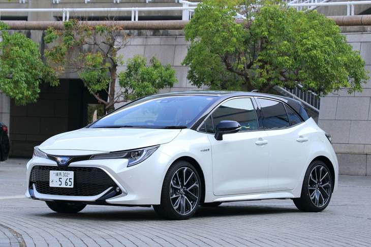 一部改良が実施された「カローラ スポーツ」。ツートンカラーの設定が拡大されたほか、インテリアには黒内装の本革シート仕様が追加された。