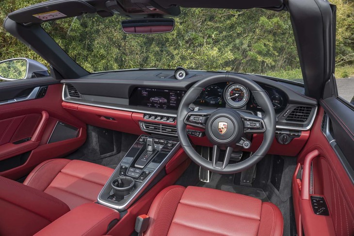 水平基調のインストゥルメントパネルは、往年の「911」のイメージを反映したもの。内装はクラシカルな要素を生かしつつ現代的にデザインされている。