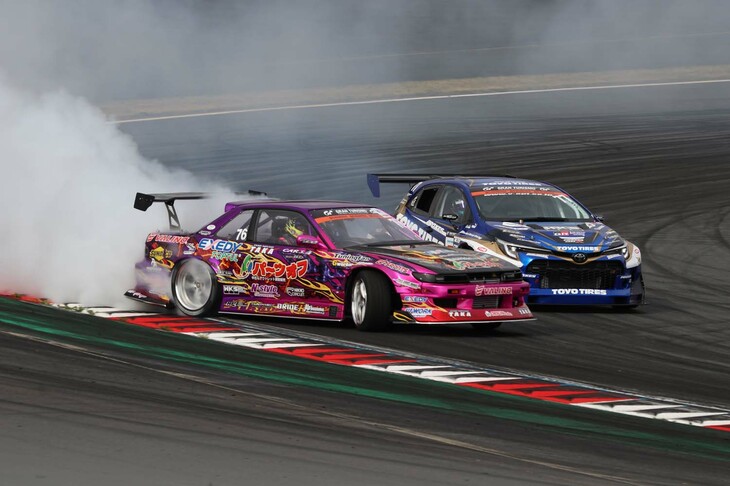 中村 龍選手の「日産シルビア」（写真向かって左）と松山北斗選手の「トヨタGRカローラ」（同右）によるバトル。2台が同時に走って技を競う“追走”は、8台によるトーナメント戦で行われた。