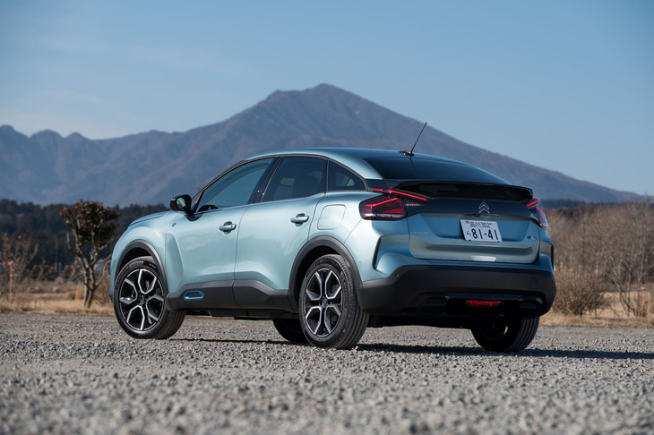 シトロエンの新しいCセグメントモデル「C4」。「E-C4」はそこに電動パワートレインを搭載したモデルで、日本で販売されるシトロエン車としては初のBEVとなる。