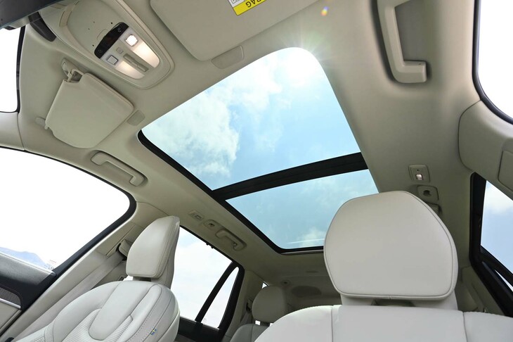 「XC90リチャージ アルティメットT8 AWDプラグインハイブリッド」には、チルトアップ機構付きのパノラマガラスサンルーフが標準で備わる。
