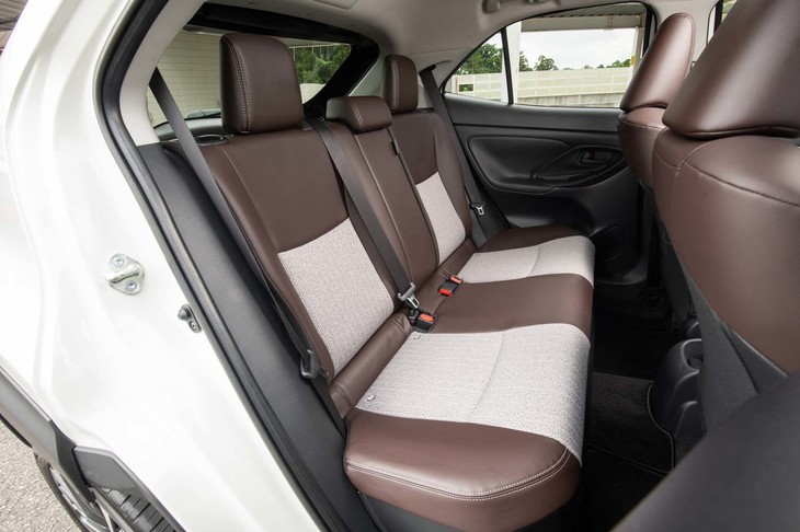 座面高を上げるなどして「ヤリス」よりも後席の居住性が高められている。