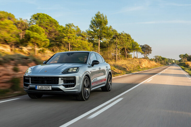 “ターボ”モデル専用のフロントマスクなど、独自の意匠が目を引く「カイエン ターボEハイブリッド」。システム出力は739PSと、既存の「カイエン ターボS Eハイブリッド」（680PS）を優に超える。