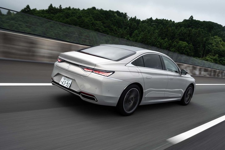 フロント：ストラット、リア：マルチリンクの足まわりにはカメラで前方の路面状況を読み取って電子制御ダンパーをコントロールする「DSアクティブスキャンサスペンション」が使われる。