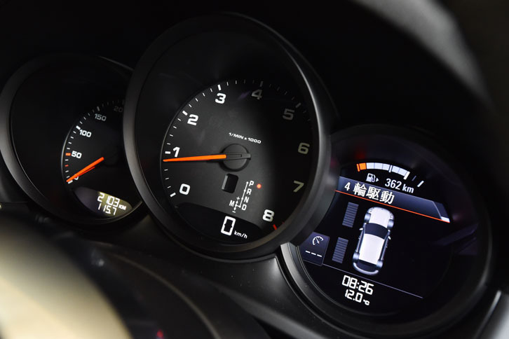 タコメーターが中央に配置されたポルシェおなじみの3連メーター。右側のメーターには4.8インチカラーディスプレイが組み込まれさまざまな情報を表示する。