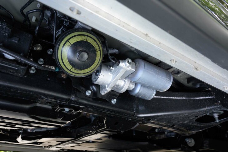 「アクティブハイトコントロールサスペンション」の車高調整は油圧式。オイルを出し入れする写真のようなスフィアが各輪ごとに搭載されている。