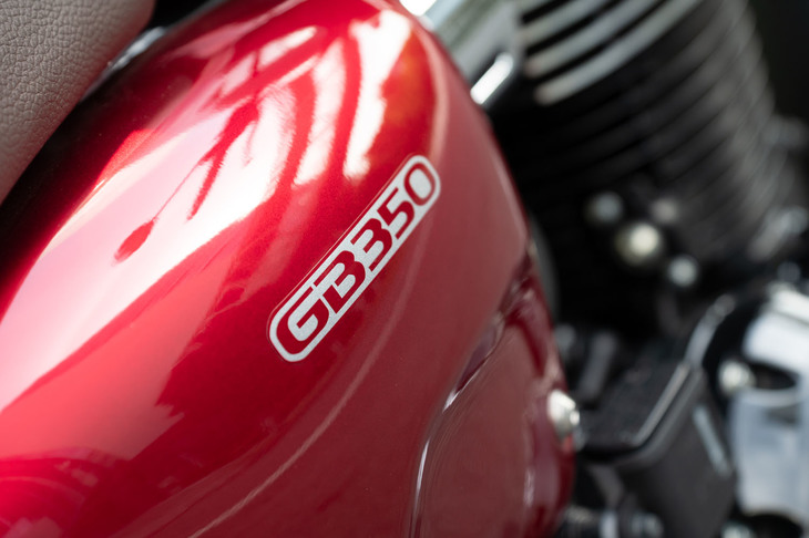 インドにおける基幹車種「ハイネスCB350」の日本仕様として登場した「GB350」。GBといえば、かつてはクラシックな趣のロードスポーツだったが、今回の新型はややキャラクターの異なるモデルとなっていた。