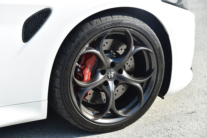 タイヤサイズは前（写真）が245/35ZR19で、後ろが285/30ZR19。