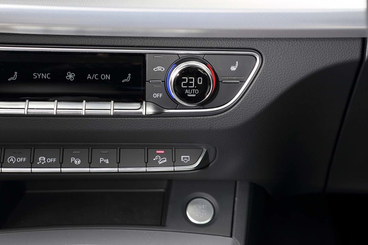 センターコンソールには、下り坂などで自動的に車速を一定にコントロールするヒルディセントコントロールの作動スイッチがレイアウトされている。