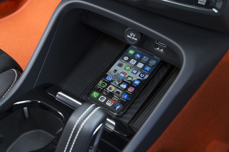 センターコンソールの小物入れスペースは、非接触型のスマホ充電システムが使えるようになっている（モデルによりオプションまたは標準装備）。