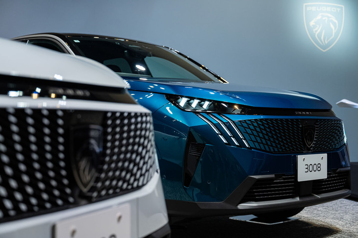 プジョー3008（フロントビュー）