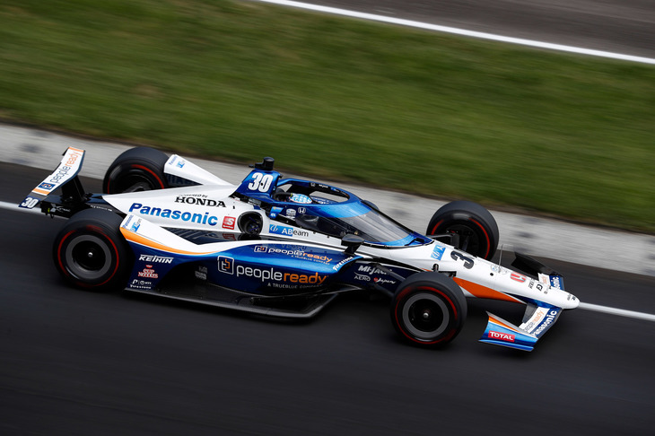 今大会の予選で佐藤琢磨が記録した平均車速は230.725mph（371km/h）。インディ500では、想像を絶する速度でレースが繰り広げられる。