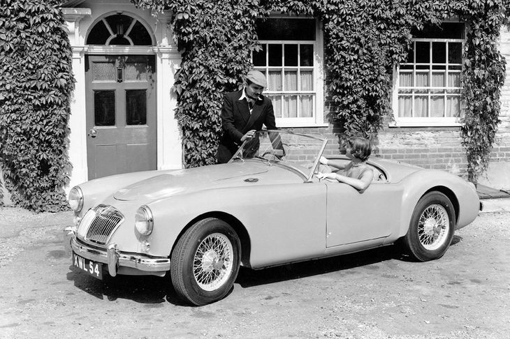 1955年に登場した「MGA」。戦前型モデルのシャシーに流麗なボディーを架装したもので、英国だけでなく米国でも人気を博した。（写真＝Newspress）