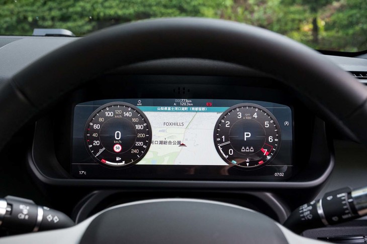 ナビゲーションの情報は液晶式のメーターパネルにも表示できるので、センタースクリーンを「クリアサイトグラウンドビュー」で占有していても大丈夫。