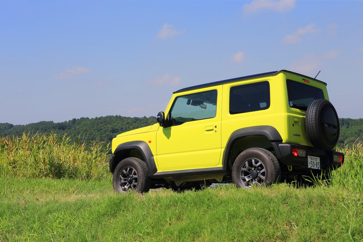 乗用車ライクだった従来モデルから、クロカン然としたスクエアなデザインとなったエクステリア。ボディーカラーには、ルーフなどを黒で塗り分けた「ブラック2トーンルーフ」も用意されている。