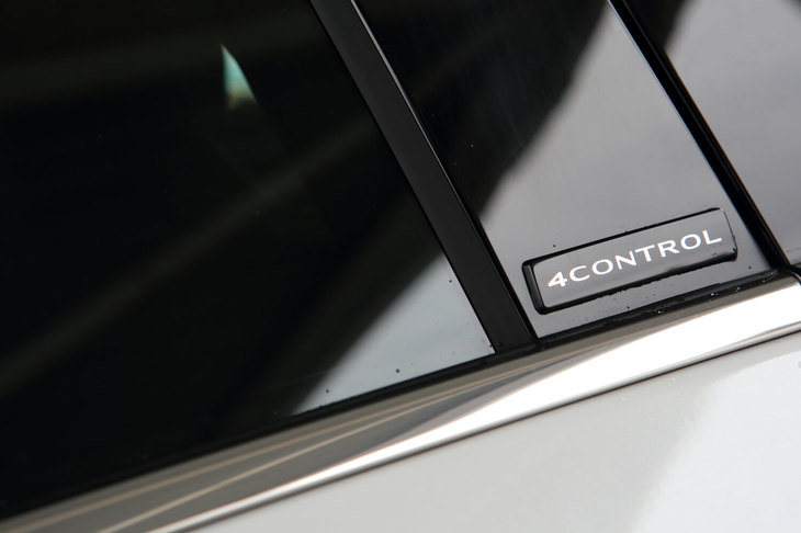 四輪操舵システム「4コントロール」については、「シャシースポール」と「シャシーカップ」で同じ制御となっている。