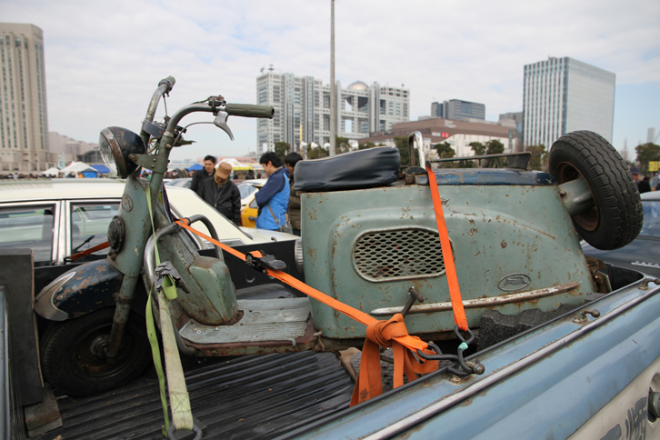 「トヨペット・マスターライン・ピックアップ」の荷台に積まれていた「ラビットS48II」。富士重工業が1946年から68年まで製造していたスクーターがラビット。かつては三菱のシルバーピジョンと並んで国産スクーターを代表するブランドだった。