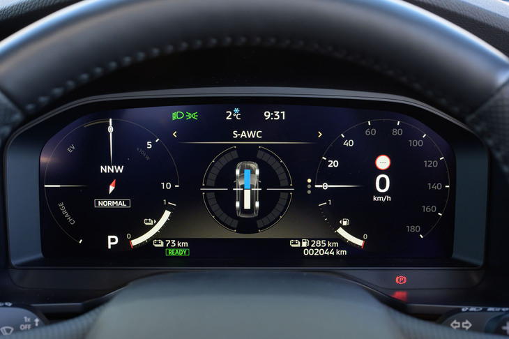 液晶メーターのサイズは変わらないが、グラフィックを一新。落ち着いた雰囲気に変わっている。