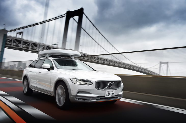 全長×全幅×全高＝4940×1905×1545mmという堂々たる体躯（たいく）を誇る「V90クロスカントリー オーシャンレースエディション」。高速道路をゆったりと巡航するのが似合うクルマだ。
