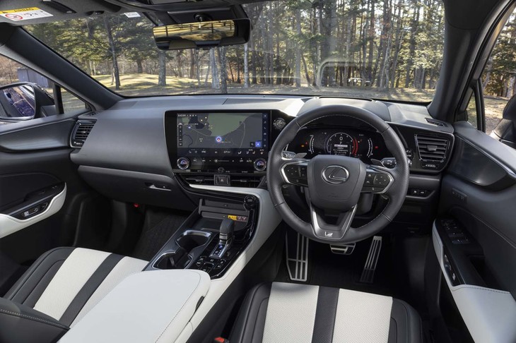 ドライバー側に向けてレイアウトされた大型スクリーンが目を引くインテリア。スクリーンサイズは“Fスポーツ”と“バージョンL”が14インチ（写真）で、その他のグレードは9.8インチとなる。