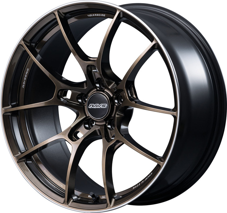 「シャイニングブロンズメタル」と名づけられたカラーが目を引く「ボルクレーシングG025 SZ EDITION」。輝きがありながら陰影を強調する色彩で、G025の美しさを一段と印象づける。