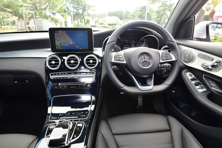 再び、ちゃんとコックピットを。中央には8インチワイドディスプレイが配置される。