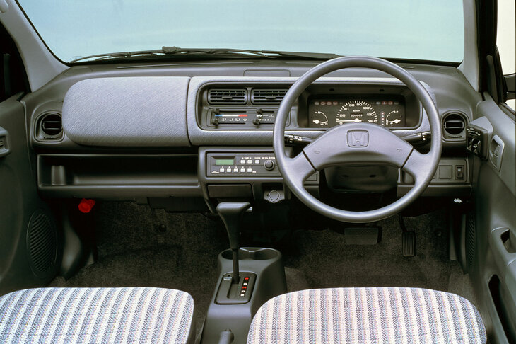 今となっては懐かしい、2代目「ホンダ・トゥディ」のインストゥルメントパネルまわり。