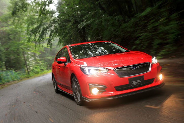 現行型「インプレッサ」は、剛性をはじめ基本性能にすぐれる新世代プラットフォームを使っているため、STIが改善する余地は相対的に小さくなったとされる。