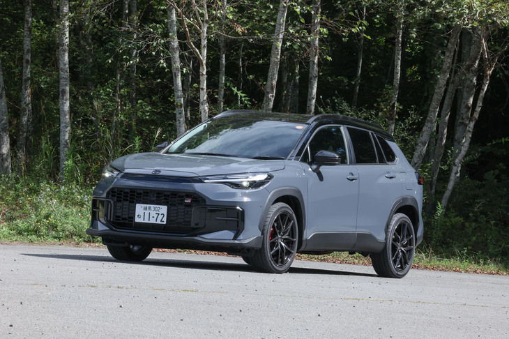 2025年5月に登場した最新の「トヨタ・カローラ クロス」をベースに開発された「カローラ クロスGRスポーツ」。これまでに登場したGRブランドの各車に共通するイメージの内外装デザインや、専用チューニングのシャシー、標準モデルにはない2リッター直4ハイブリッドパワートレインの採用などがトピックだ。