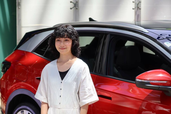 トークショーに参加したELTの持田香織さんは、イベントに先立ち「フォルクスワーゲンID.4」に試乗。「遊び心満載だけれど、新しすぎない。昔ながらのフォルクスワーゲンの良さが残されているので親しみが持てます」と、印象を述べた。