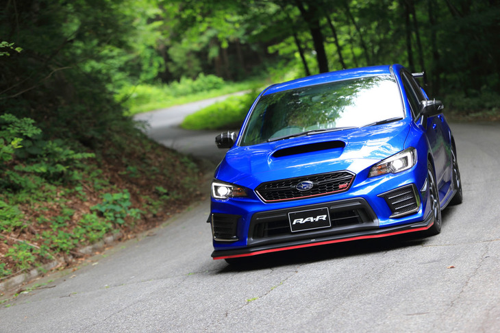 
	フレキシブルタワーバー、フレキシブルドロースティフナー、フレキシブルサポートサブフレームリアの3点からなる「コンプリートキット」の装着によって、しなやかな挙動を実現。「もっと運転がうまくなる」とSTIは主張する。
	