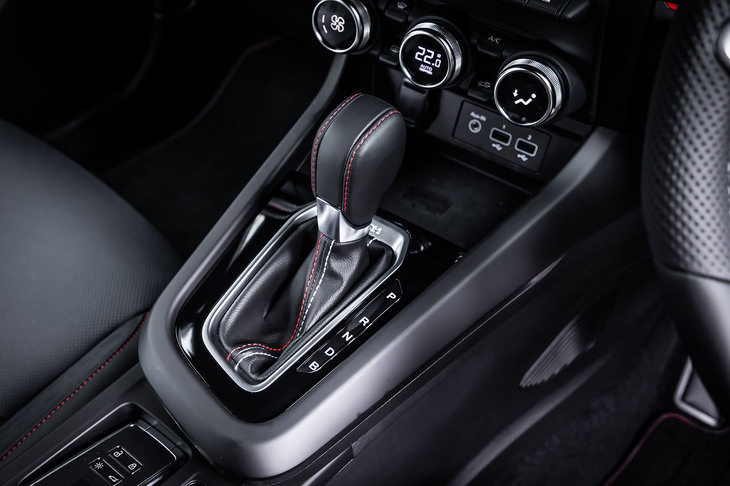 エンジン側に4つ、モーター側に2つのギアが組み込まれた「電子制御ドグクラッチマルチモードAT」を搭載する。シフトセレクターは通常のレバー式で、特別な操作などは必要ない。