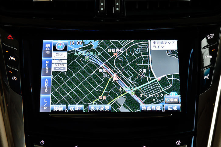 「キャデラックCTS」には、インフォテインメントシステム「CUE」とモニターをシェアする形でナビゲーションシステムが搭載されている。