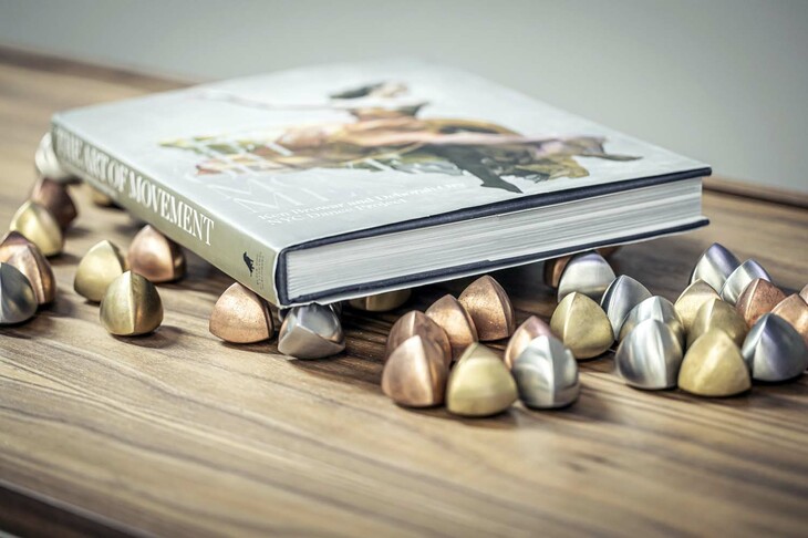 会場を飾るオブジェにしか見えないこれが、実は「油圧連動式6D ダイナミクスエアサスペンション（ピッチ＆ロールコントロール付き）」の解説につながるのだ。