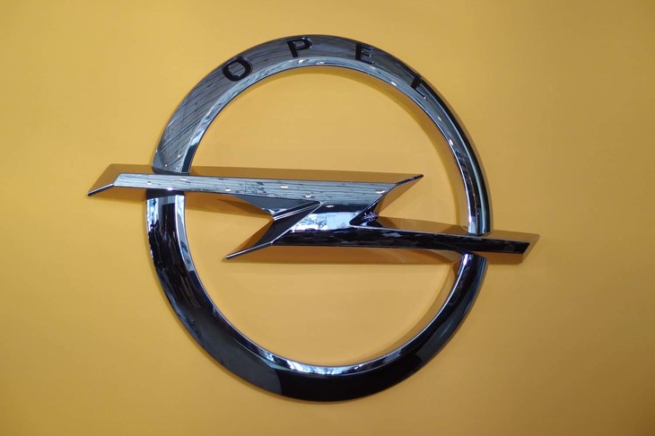 「ブリッツ（稲妻）」をモチーフにしたオペルブランドのエンブレム。最盛期には年間3万8000台以上を販売した日本で、ふたたび存在感を示せるか？