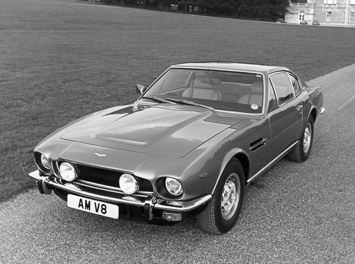 「アストンマーティンV8」。1978年に登場した「シリーズ4」で、エクステリアはボンネットのエアスクープがふさがれ、インテリアも一新された。