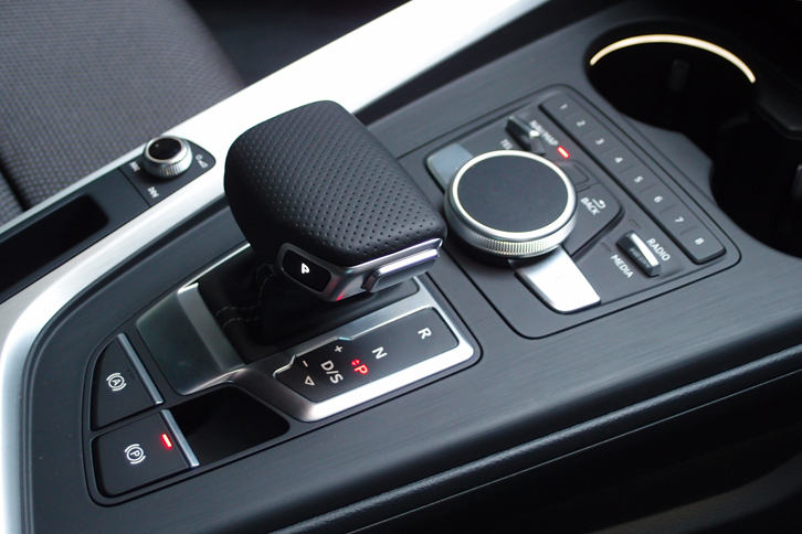 シフトセレクター（写真中央）。その前方には、アウディ独自のMMIコントロールユニットが配置される。