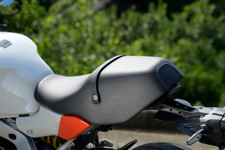 シート高は835mmと高めで、セパレートハンドルの採用とも相まってライディングポジションはかなりの前傾姿勢となる（オフィシャルサイトの解説を見ると、フルカウルの「YZF-R7」に近い）。購入を検討している人は、ぜひ一度、販売店でご確認を。