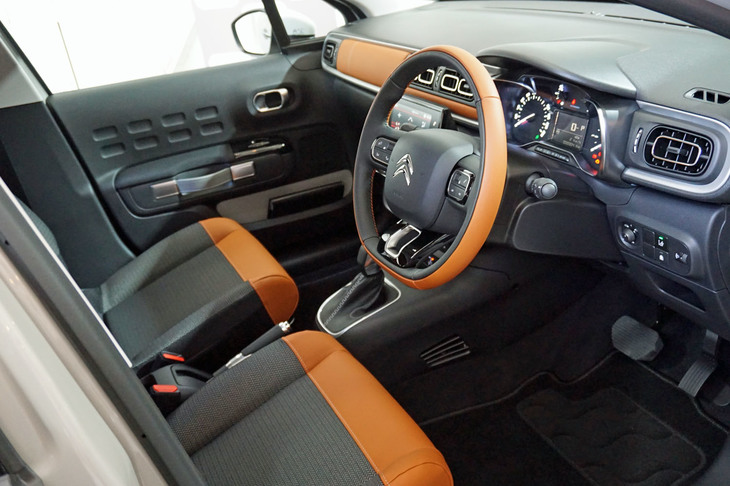 インテリアでは、ライトブラウンのアクセントが特別感を高めている。ザラッとした風合いを持った、ファブリックのシートは肌触りが心地いい。