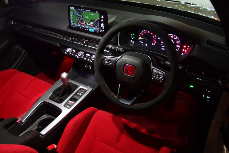 スポーティーに仕立てられた「シビック タイプR」のコックピット。ドライブモードセレクターの操作スイッチはセンターコンソールに配置され、「コンフォート」と「スポーツ」はシルバーのツマミで切り替え、「＋R」はその上の専用ボタンで選択できる。