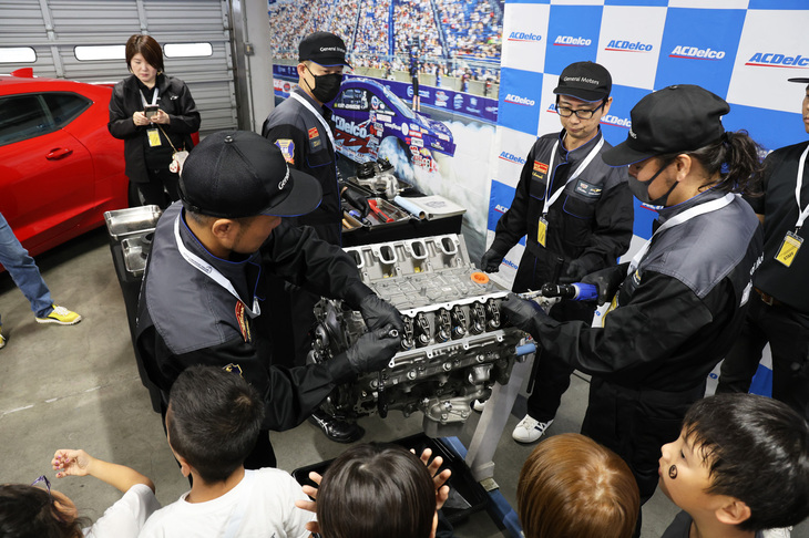 わくわくキッズメカニック体験のプログラムとして行われた、「C7コルベット」用6.2リッターV8エンジン「LT-1」ユニットの分解パフォーマンス。