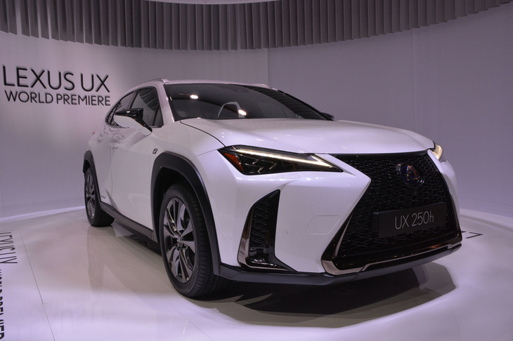 「レクサスUX」
