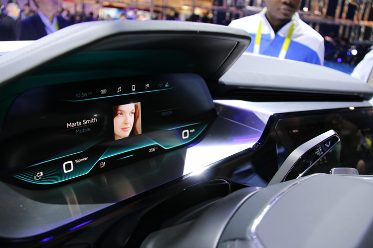 アウディは電気自動車「e-tron quattro concept study（イートロン クワトロ コンセプトスタディー）」とともに、そのコックピットを展示。有機ELディスプレイを2面採用し、双方の画面移動は手を振り払うジェスチャーで行う。同社によると、2018年の新型車から採用される予定。