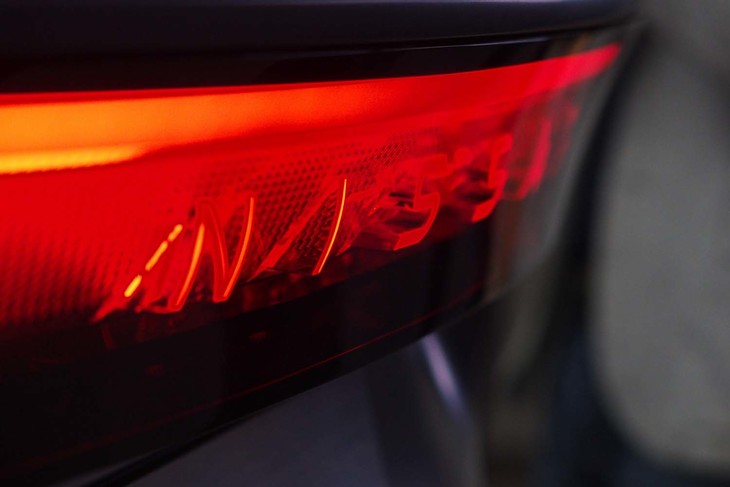 「ニッサン アリア コンセプト」のリアガーニッシュ。ライト点灯時に「NISSAN」の文字が浮かび上がる仕掛け。