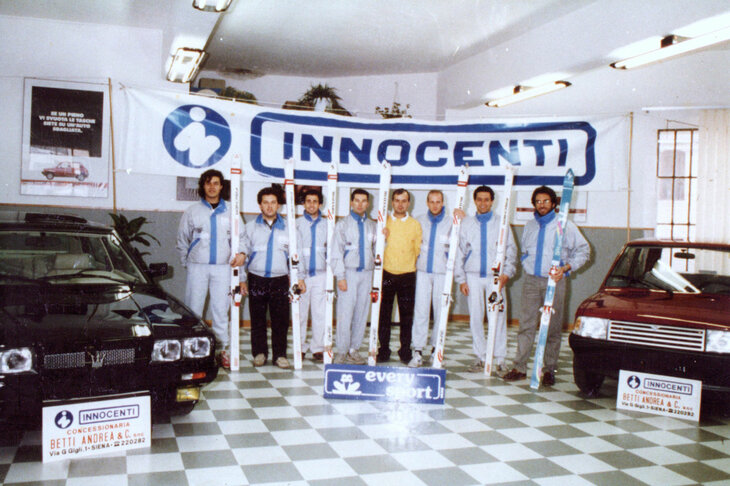 かつて知人（黄色いセーターの人物）が営んでいたイノチェンティ販売店の写真から。左には「ビトゥルボSi」と思われる車両が見える。